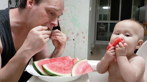 女孩父亲吃瓜吃到自己,父亲意外吃瓜吃到自己