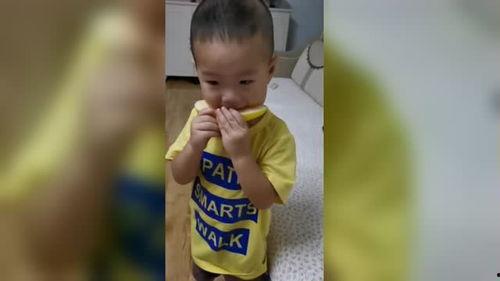 老爸吃蜜瓜画面,老爸畅享蜜瓜的惬意时光